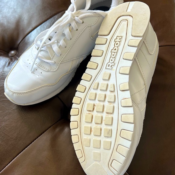 Reebok Women’s Leather Sneaker with Memorytech Inserts - Picture 3 of 3